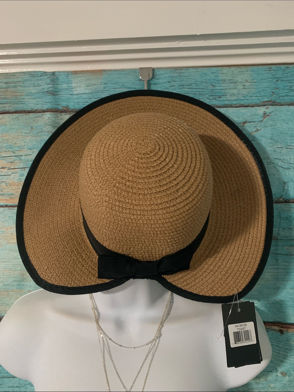 Wide brim straw sun / beach hat - new with tags